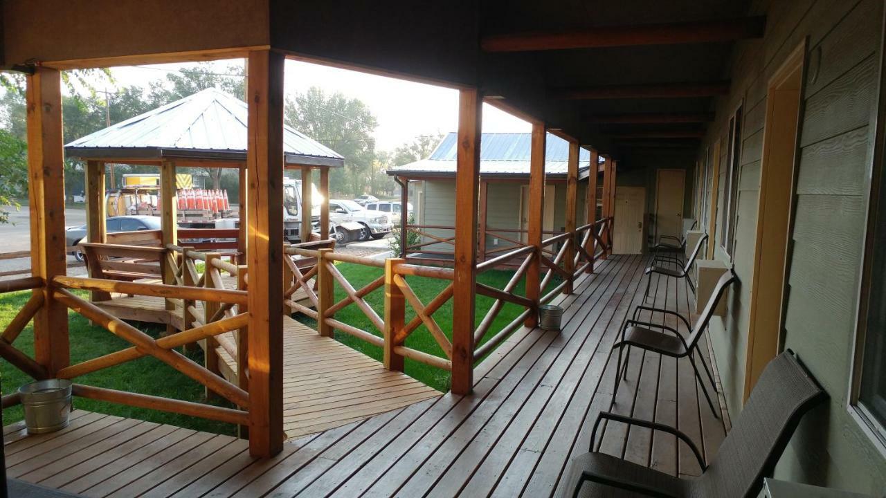 Sagebrush Inn & Suites Broadus Extérieur photo